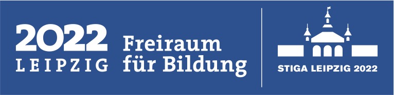 Das Logo des Förderers. Ein blaues, langes Rechteck. Darauf steht links in weißer Schrift: 2022 Leipzig, Freiraum für Bildung. Rechts daneben ist in weiß eine stilisierte Austtellungshalle abgebildet. Darunter in kleiner weißer Schrift: STIGA 2022.